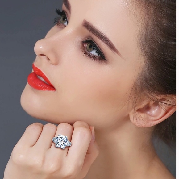 CZ Crystal Silver Ring Size 8 New - Picture 2 of 4